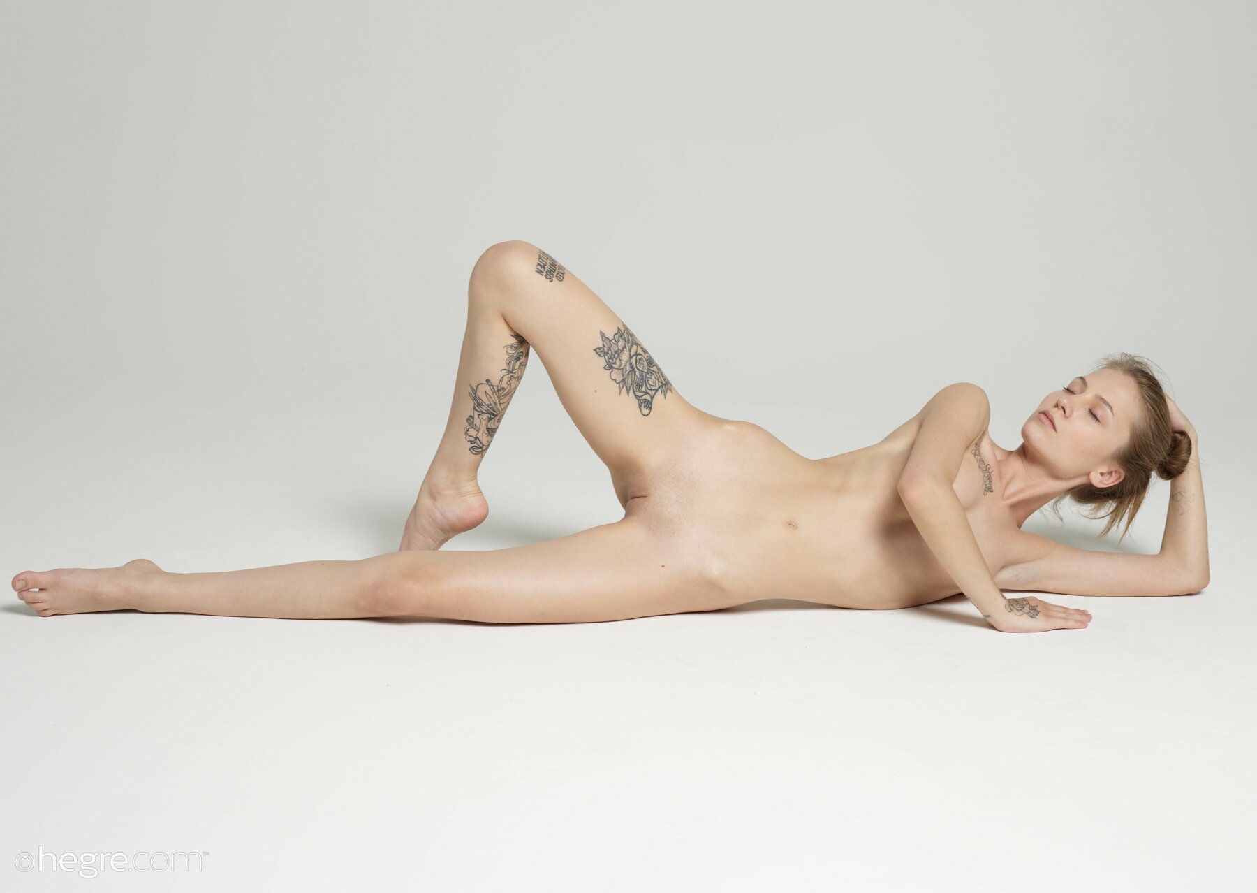 Molli in Nude Model photo 10 of 16